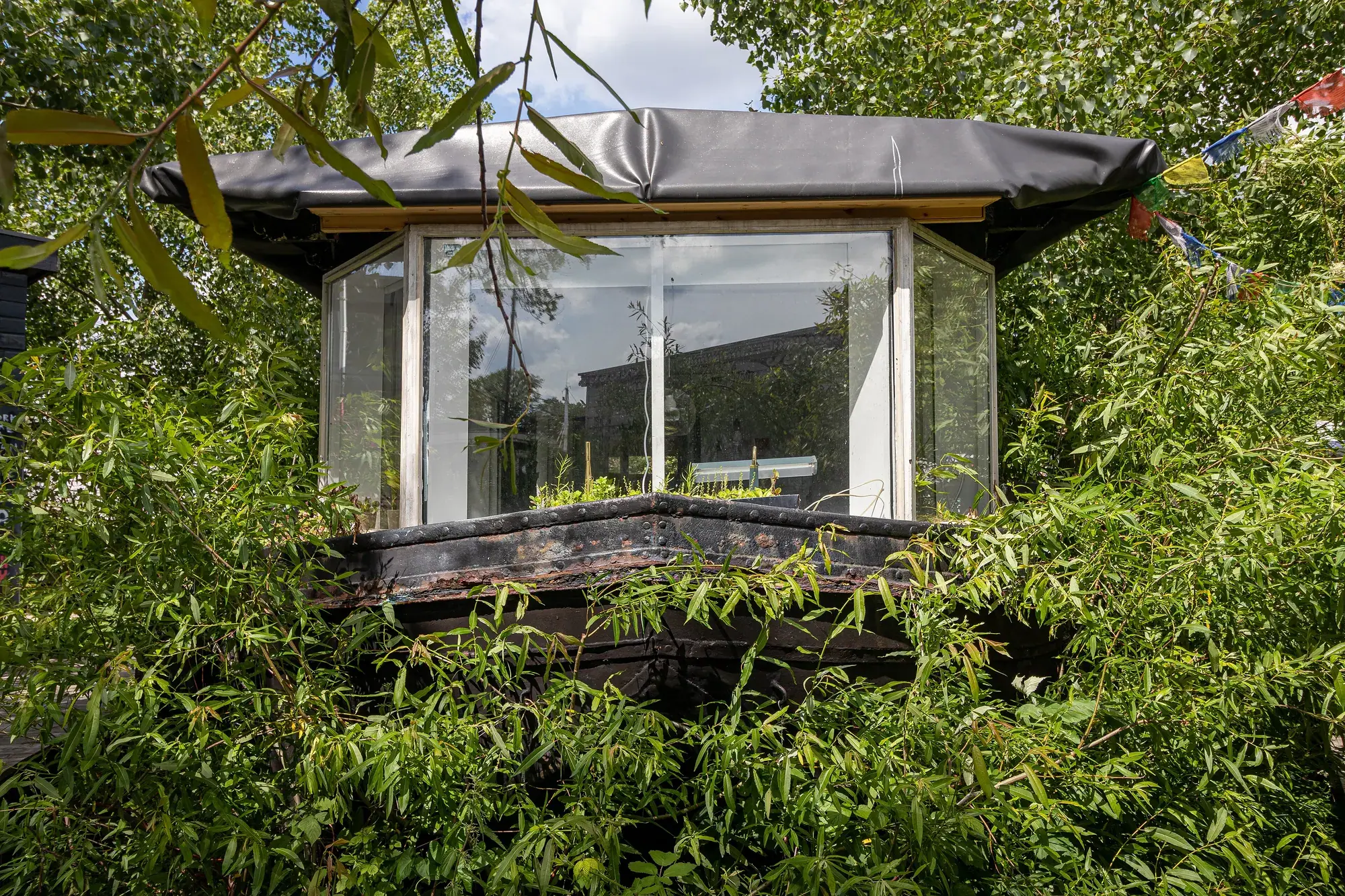 Une péniche à verrière posée dans le jardin dépolluant, juin 2019.