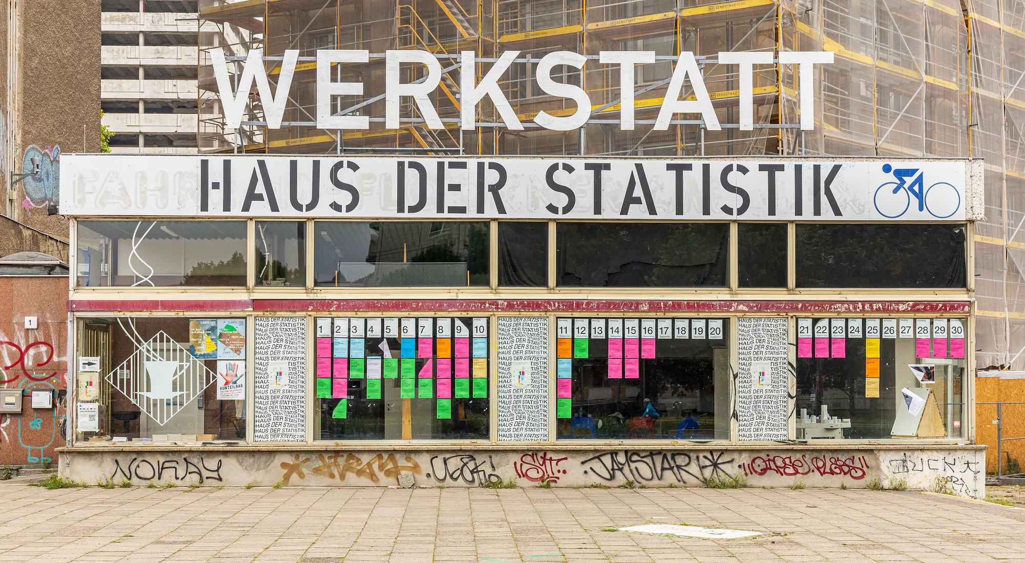 The WERKSTATT information point, in front of a scaffolded tower A, in 2021.