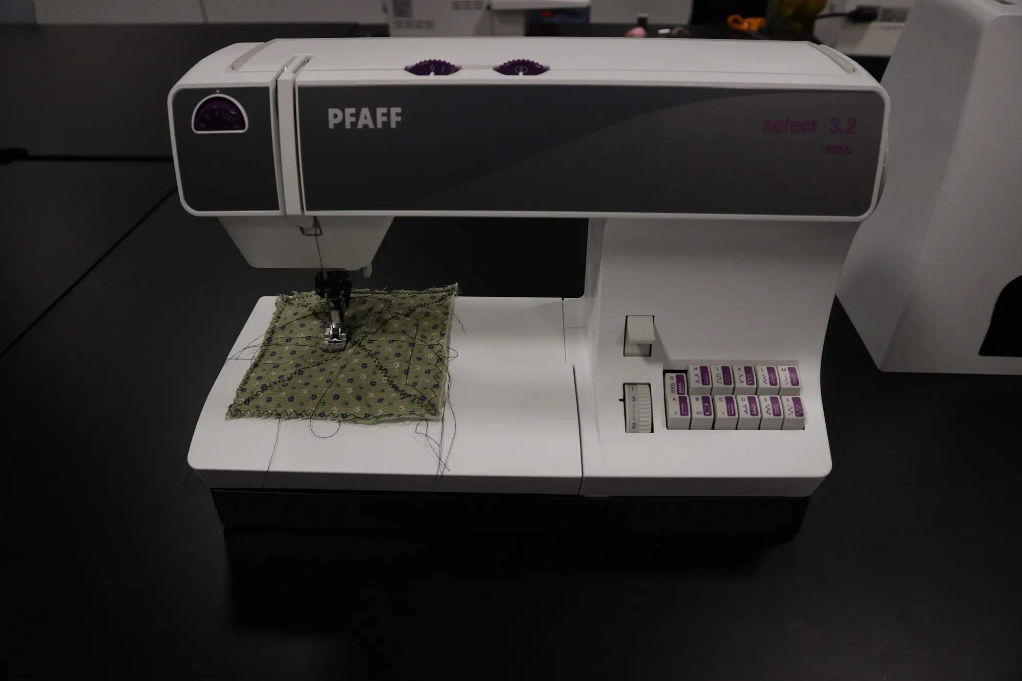 Une machine à coudre Pfaff de l’atelier, trois semaines après l’ouverture.