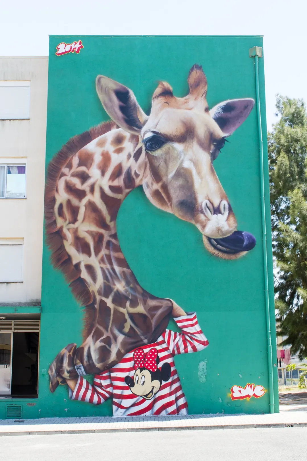 Une girafe peinte par Smile : pour les guides, la vigie qui veille sur le quartier.