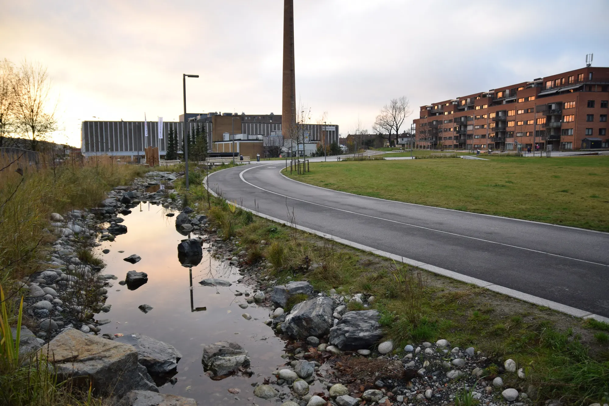 Tiedemannsparken, à Ensjø : le ruisseau rouvert et le chemin piéton, novembre 2014.
