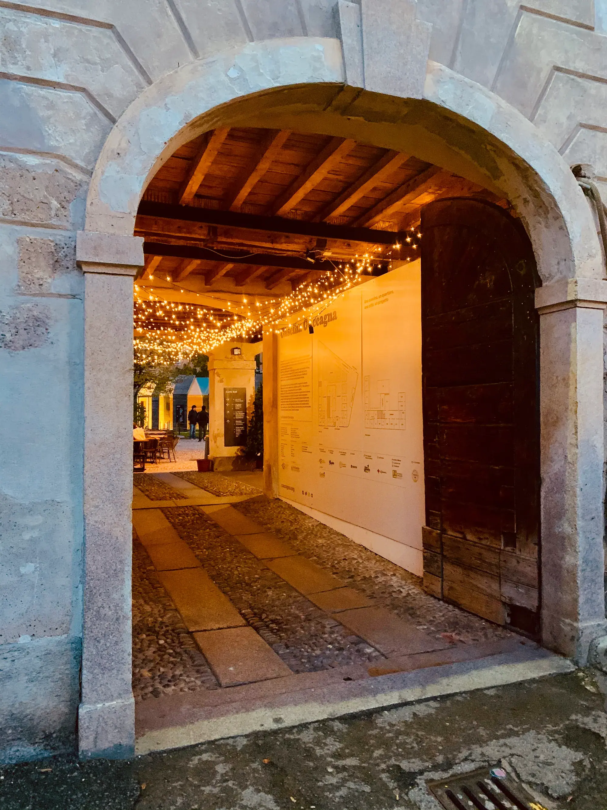L’entrée principale, sous le porche qui mène à la cour sud.