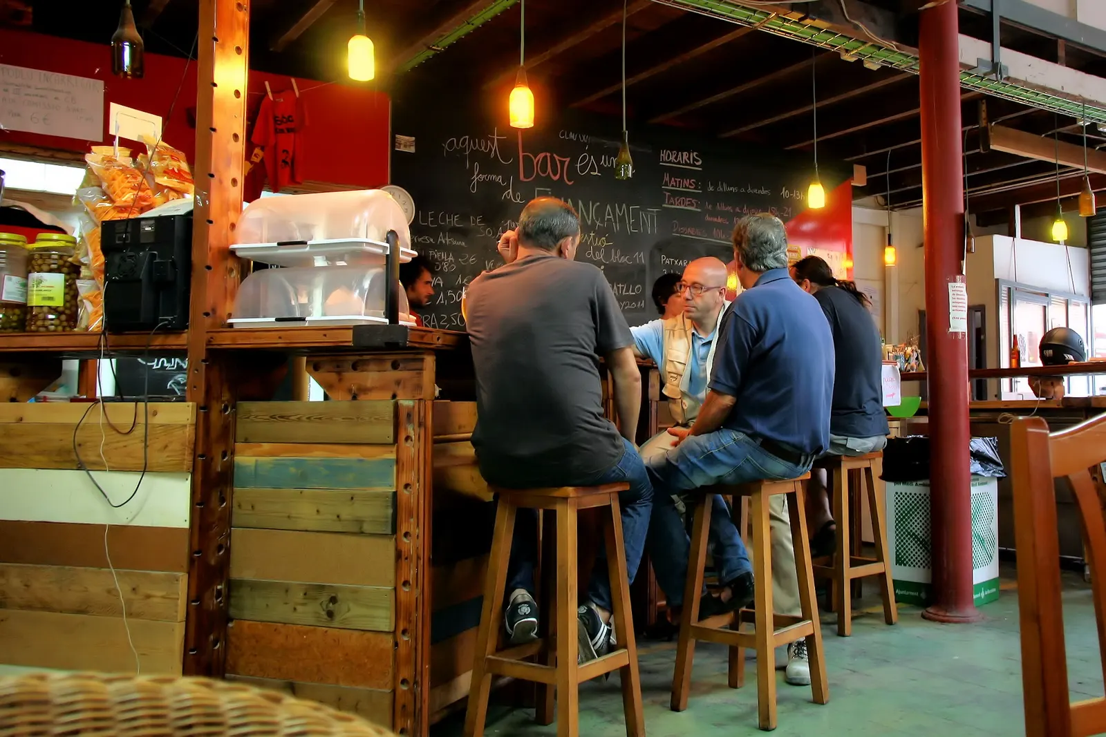 Le bar du Bloc Onze, premier bâtiment rouvert par les habitants, en 2014.