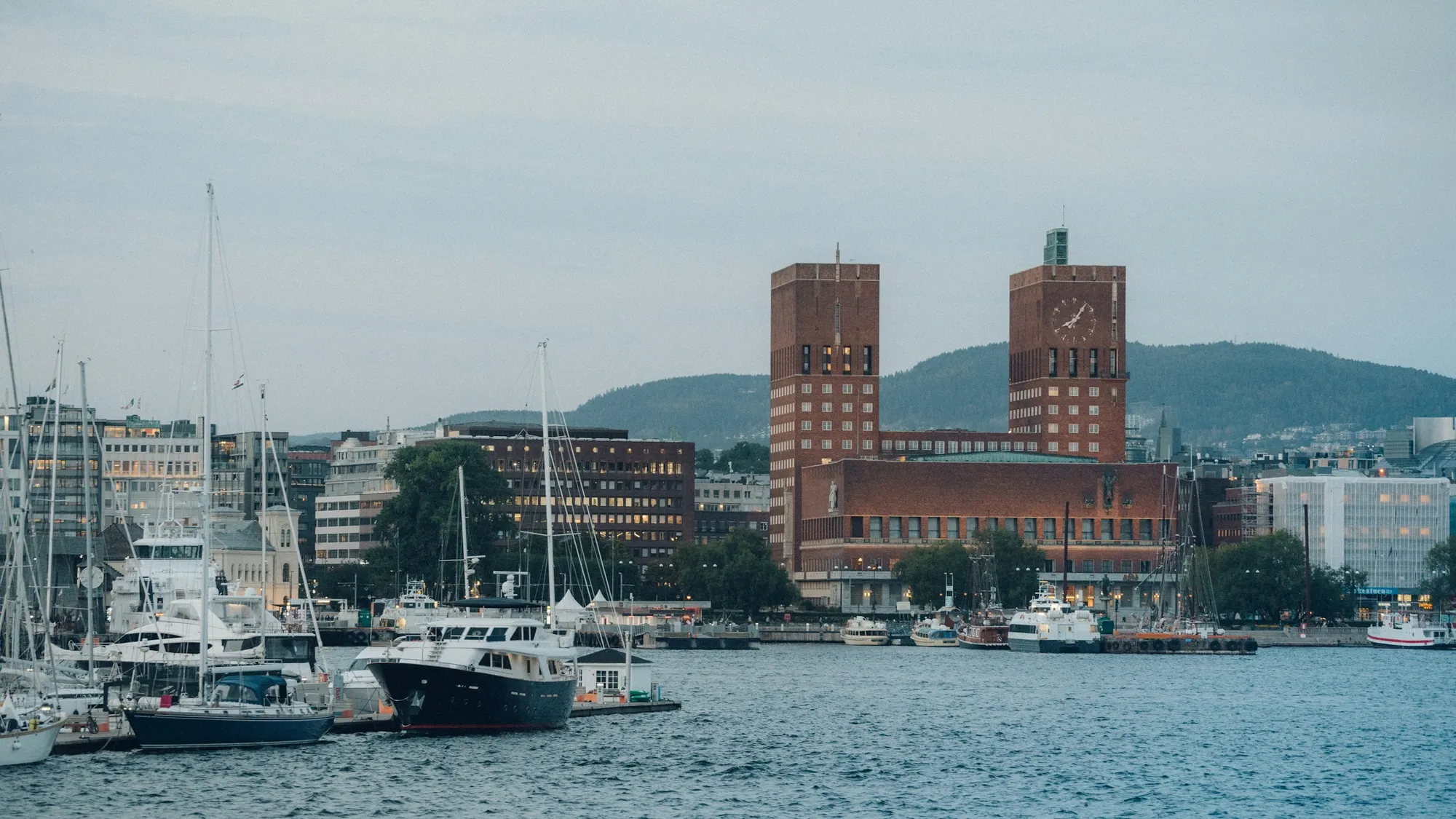 L’hôtel de ville d’Oslo vu depuis le port, voiliers au premier plan