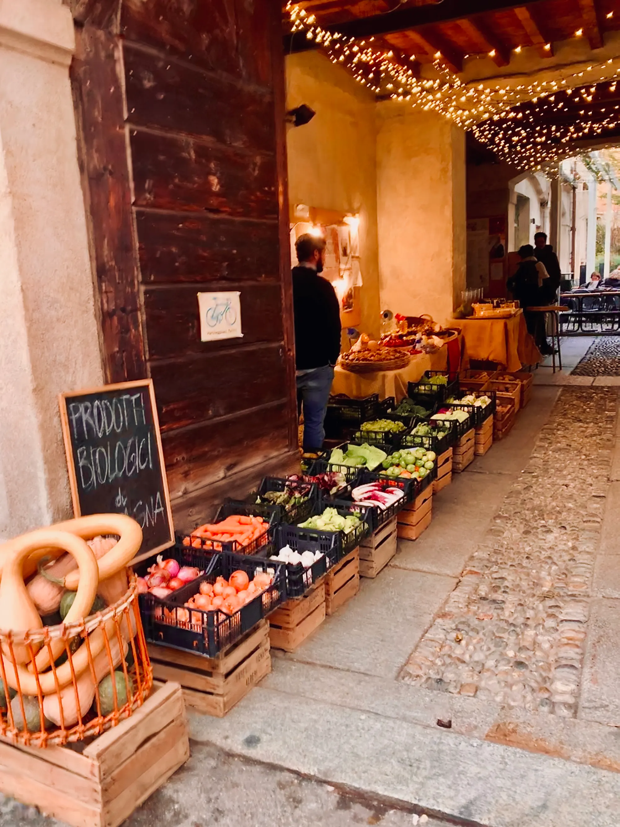 Le marché de produits bio sous le porche de la Cuccagna, en novembre 2019.
