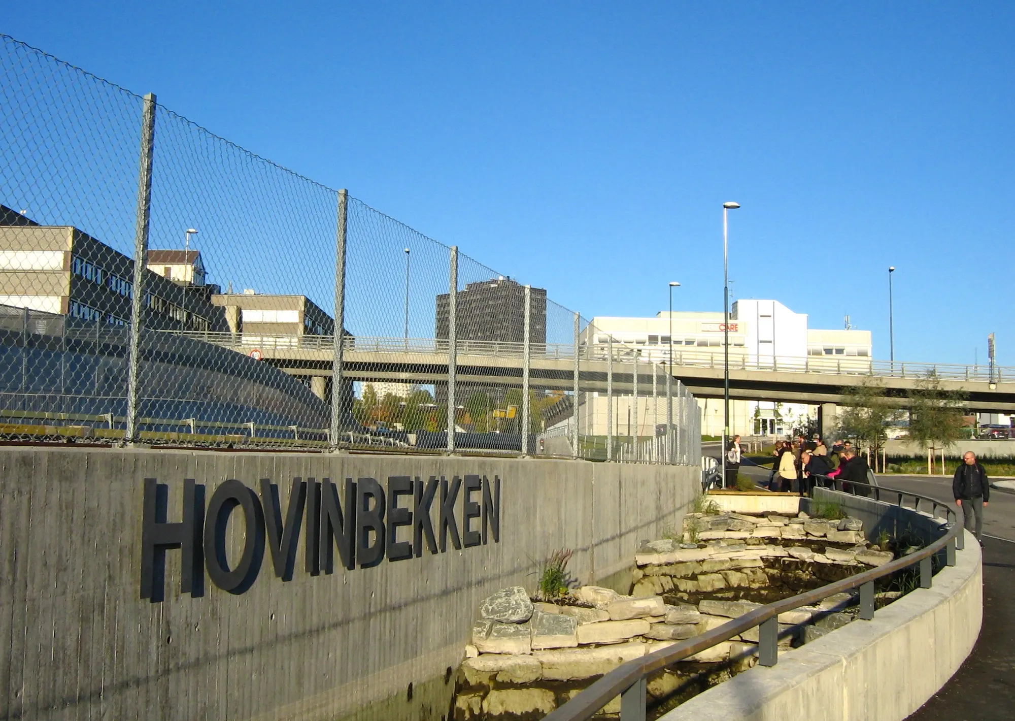 Le nom du ruisseau inscrit sur un mur de soutènement, au bord du lit rouvert, octobre 2015.