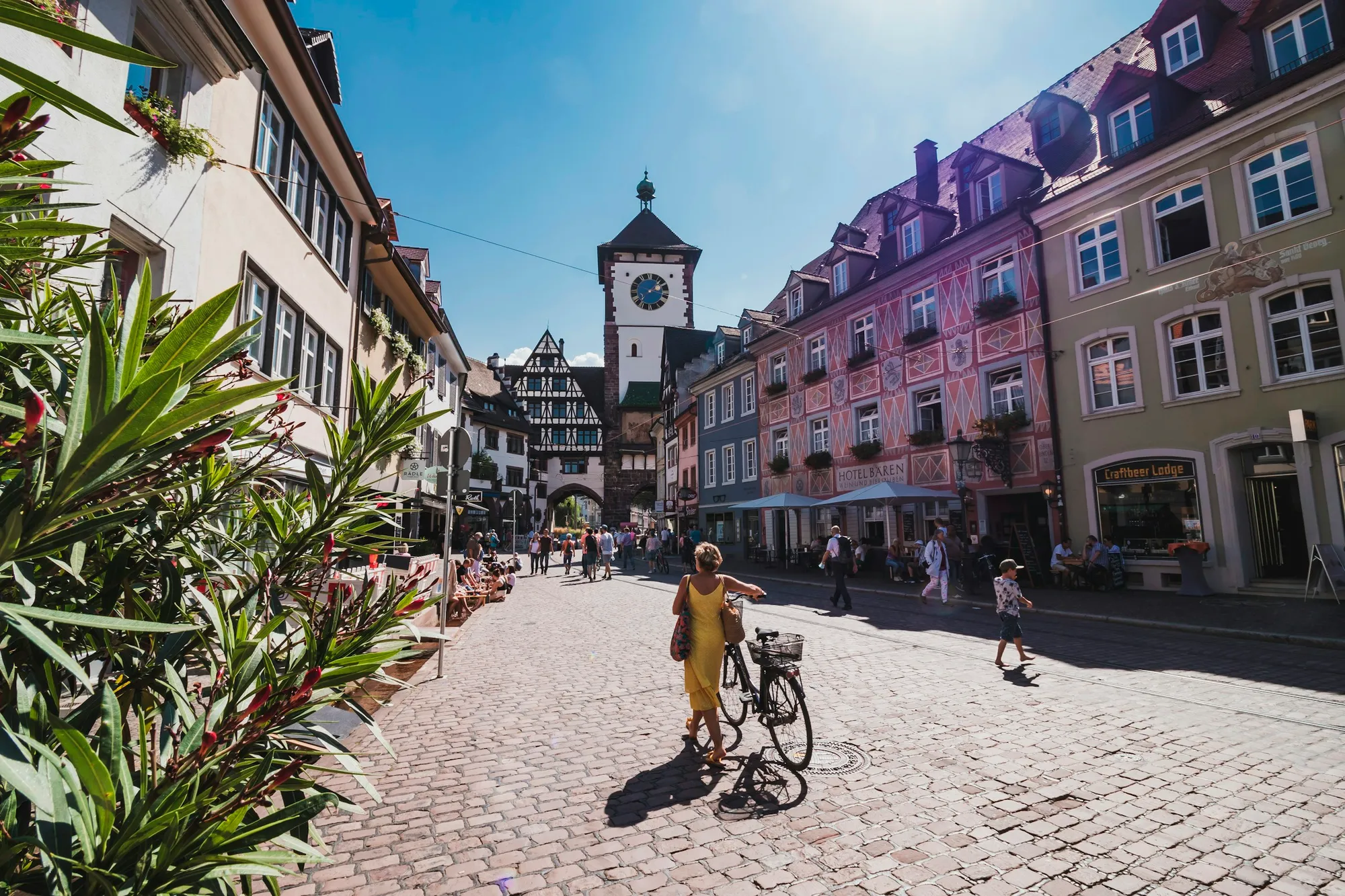À vélo dans la vieille ville de Fribourg, devant la Schwabentor