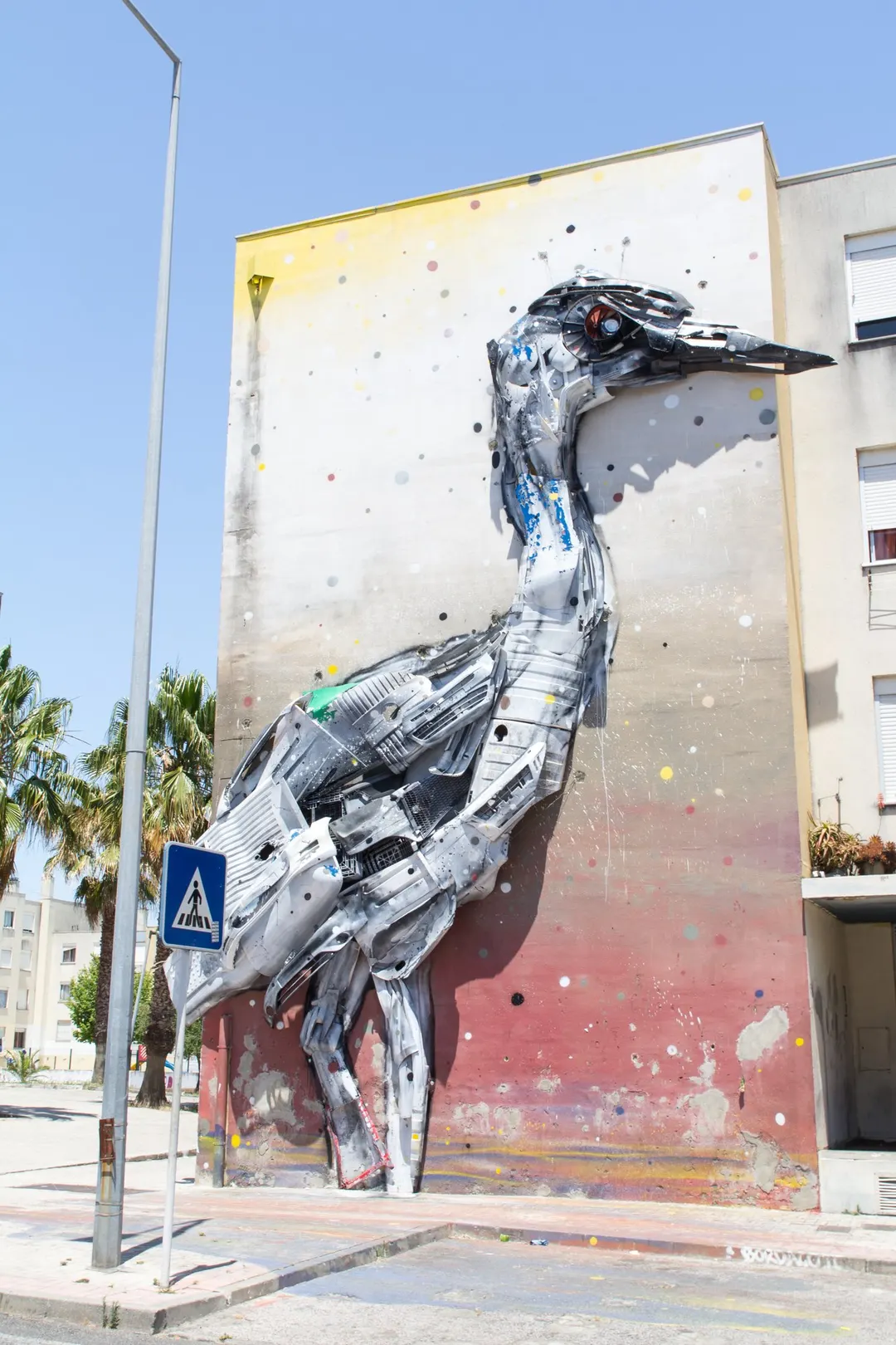 Un héron de Bordalo II, assemblé à partir de déchets et de pièces de voiture.