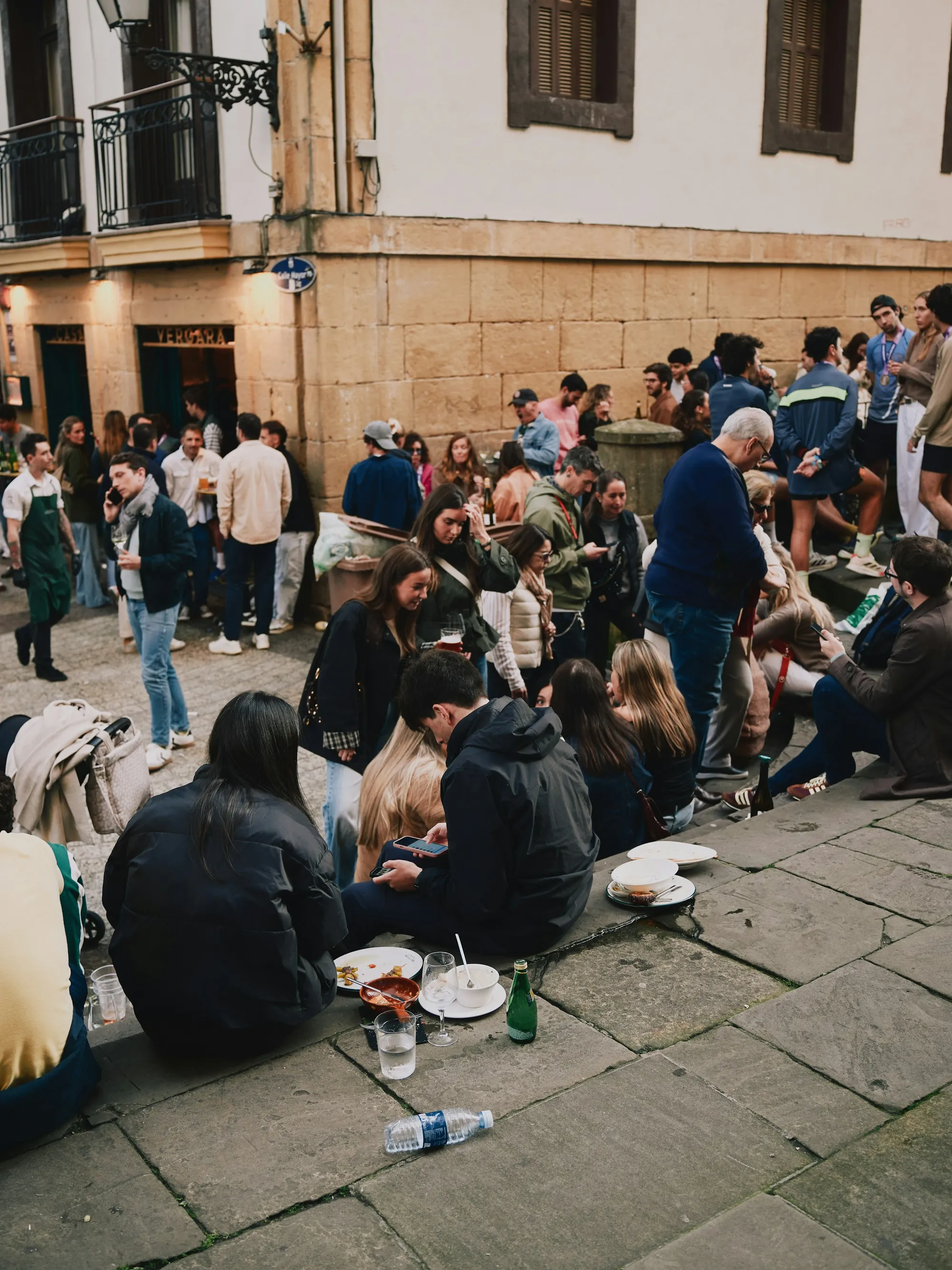 Repas sur les marches de la vieille ville de Saint-Sébastien