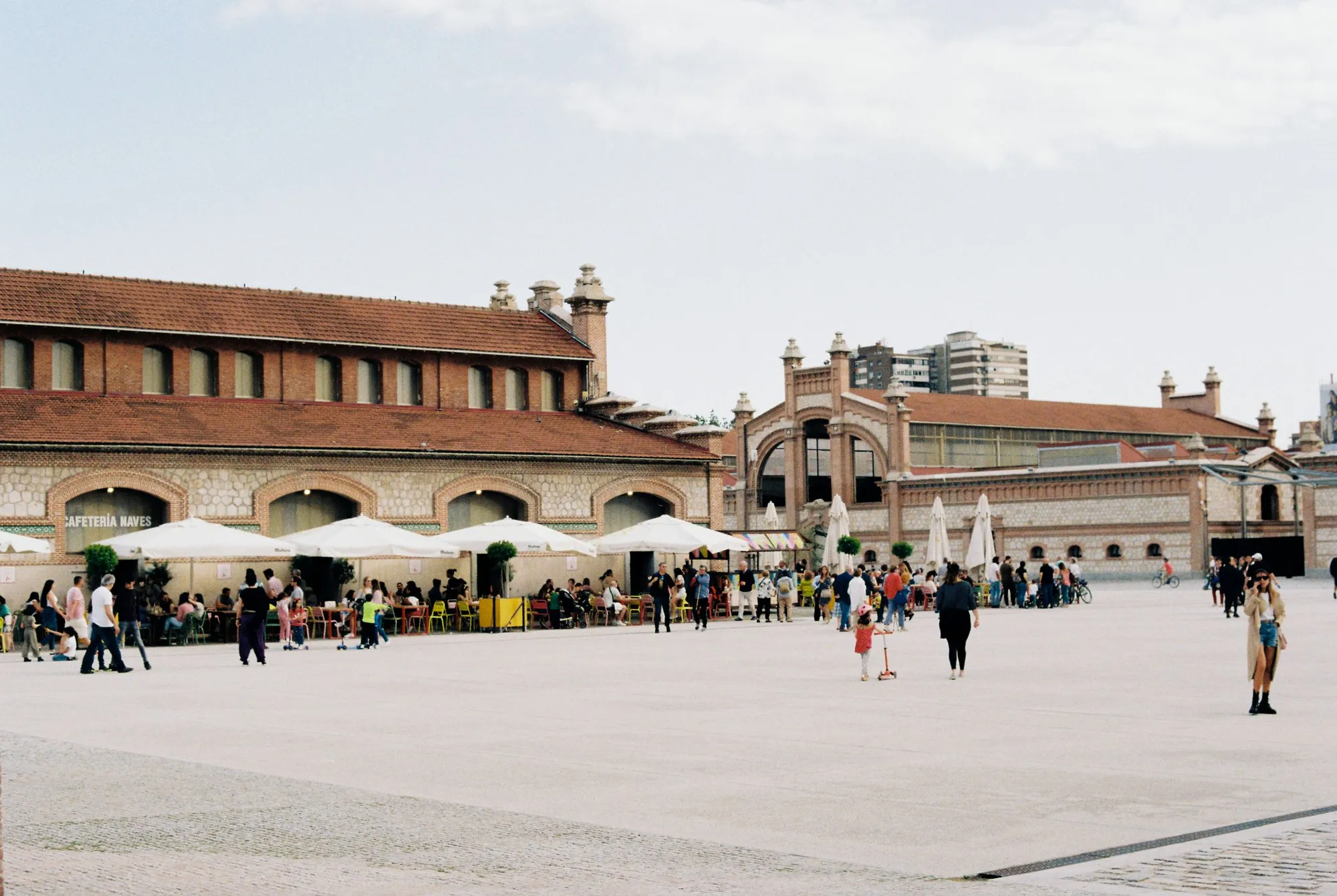 Terrasses et promeneurs sur la place de Matadero Madrid