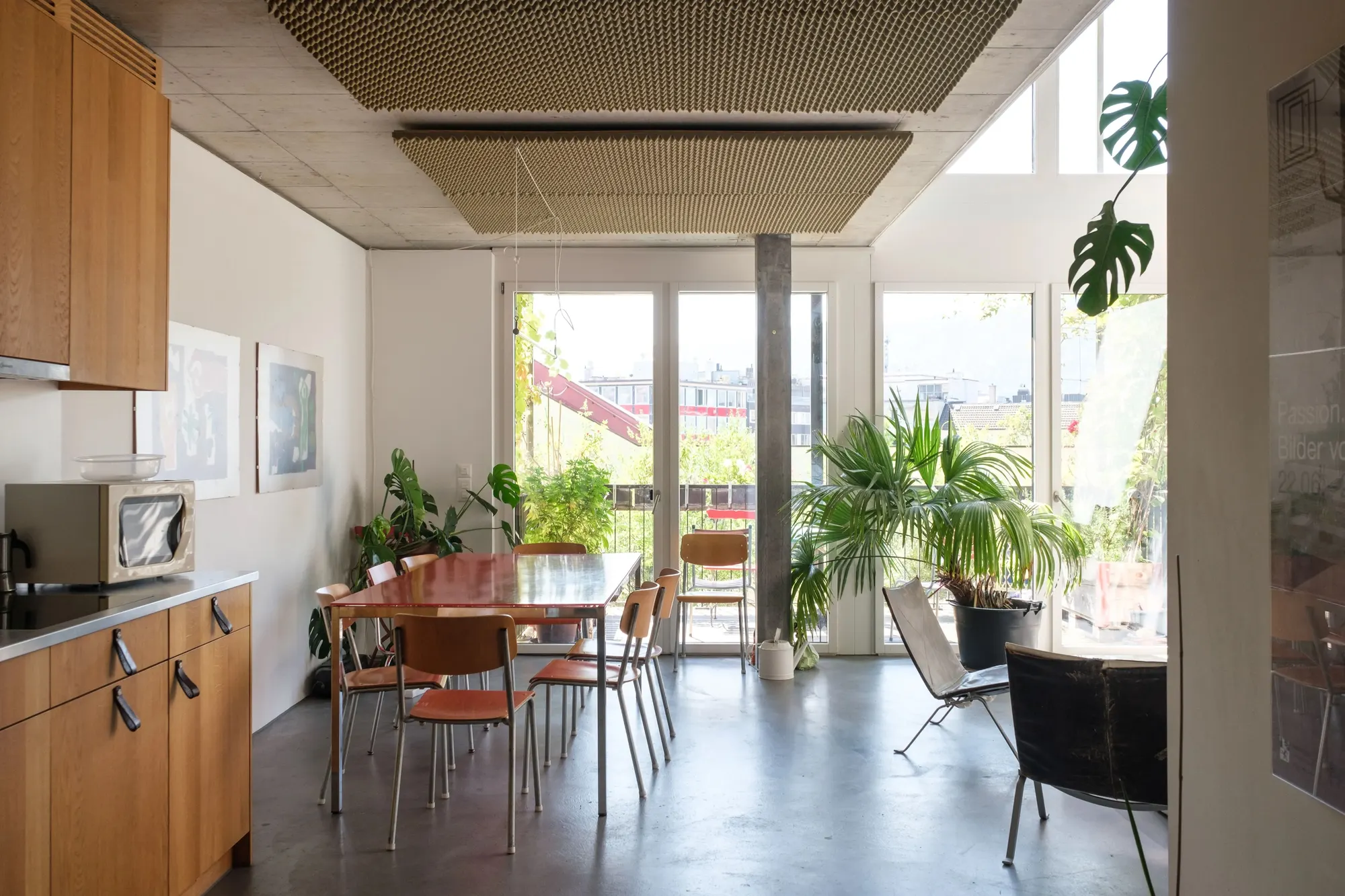 Le séjour partagé d’un cluster : les petits logements mettent en commun cuisine et salon.