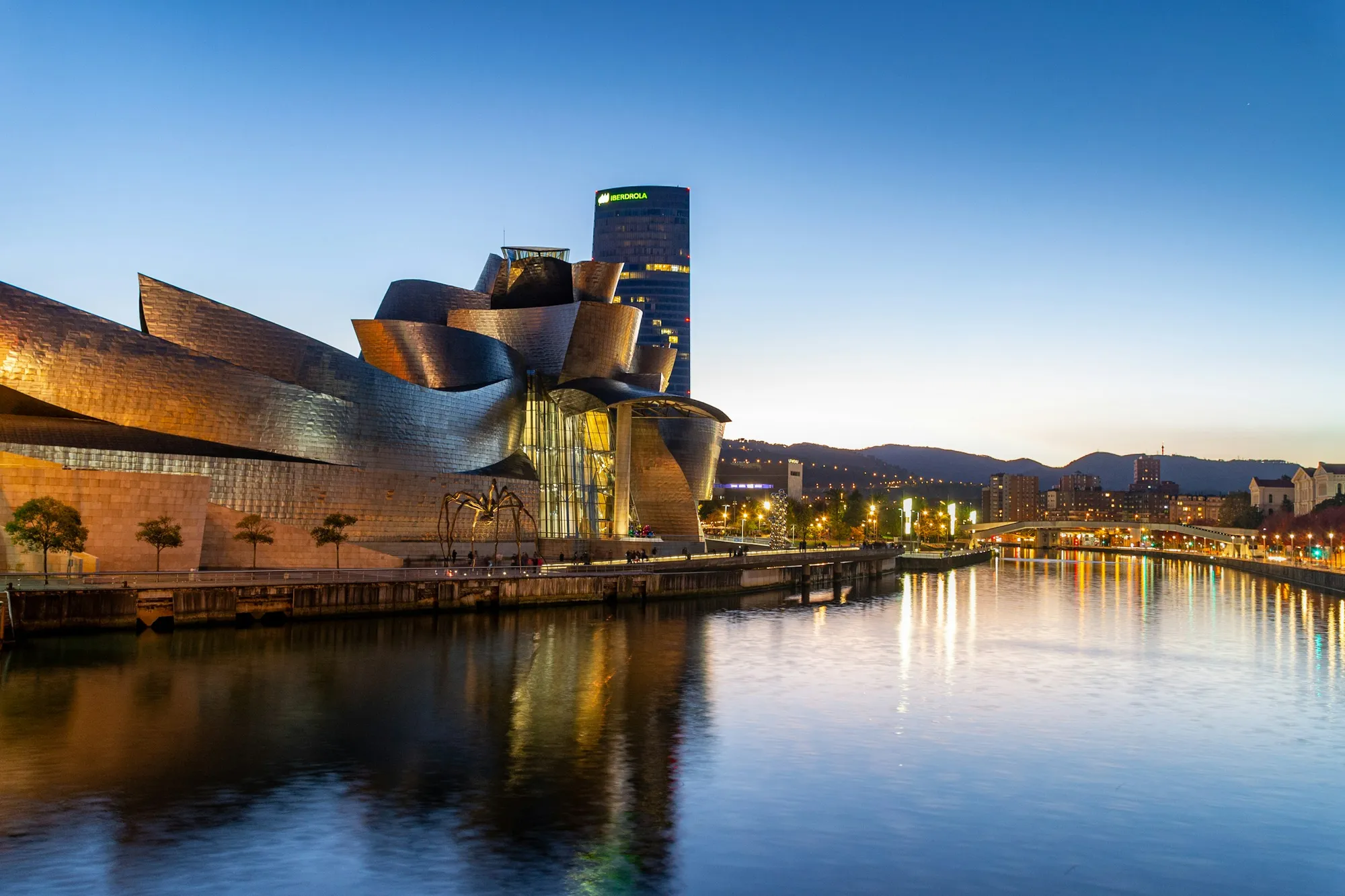 Le musée Guggenheim de Bilbao au bord de la ría