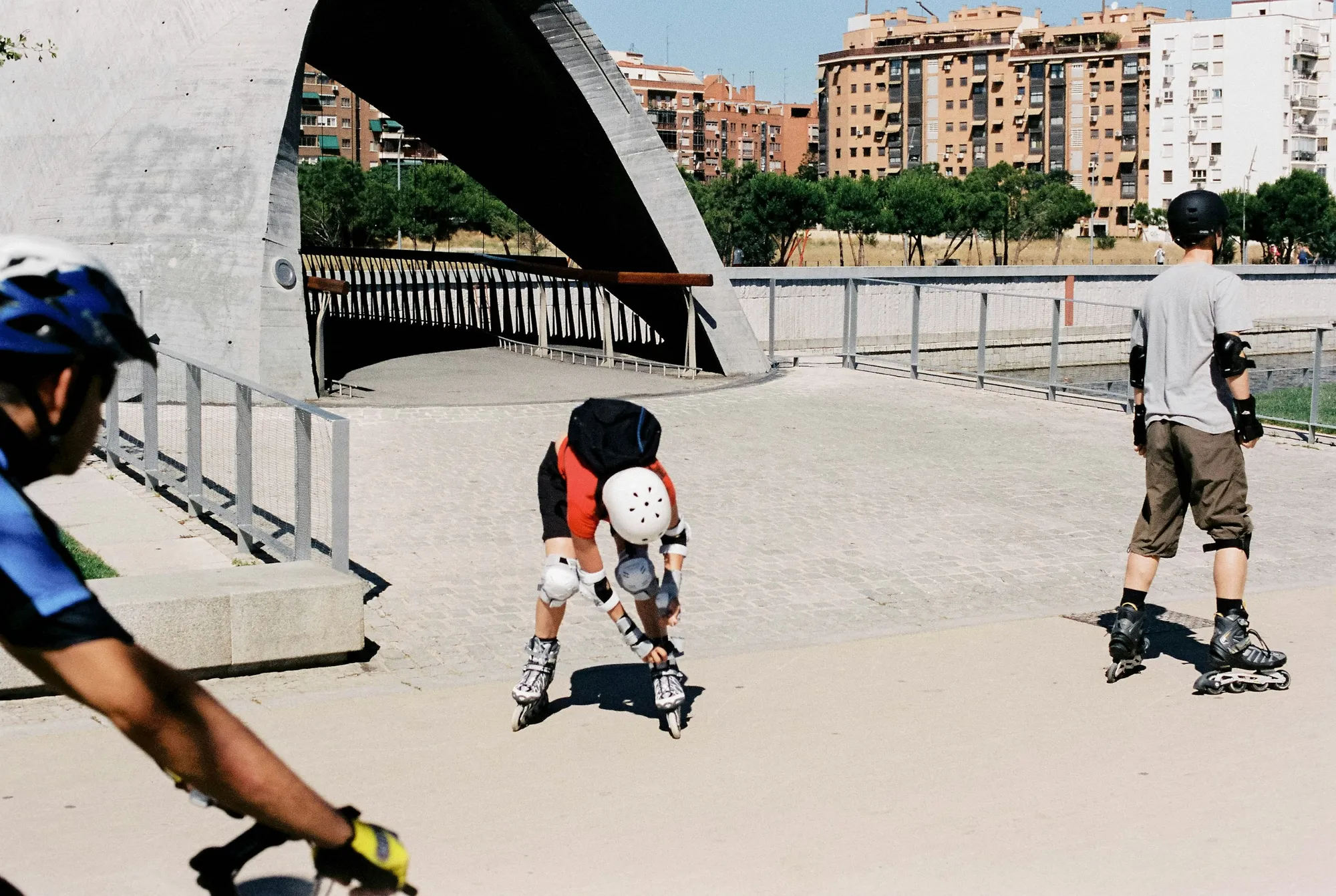 Patineurs et cycliste au pied d’un pont de Madrid Río, au bord du Manzanares