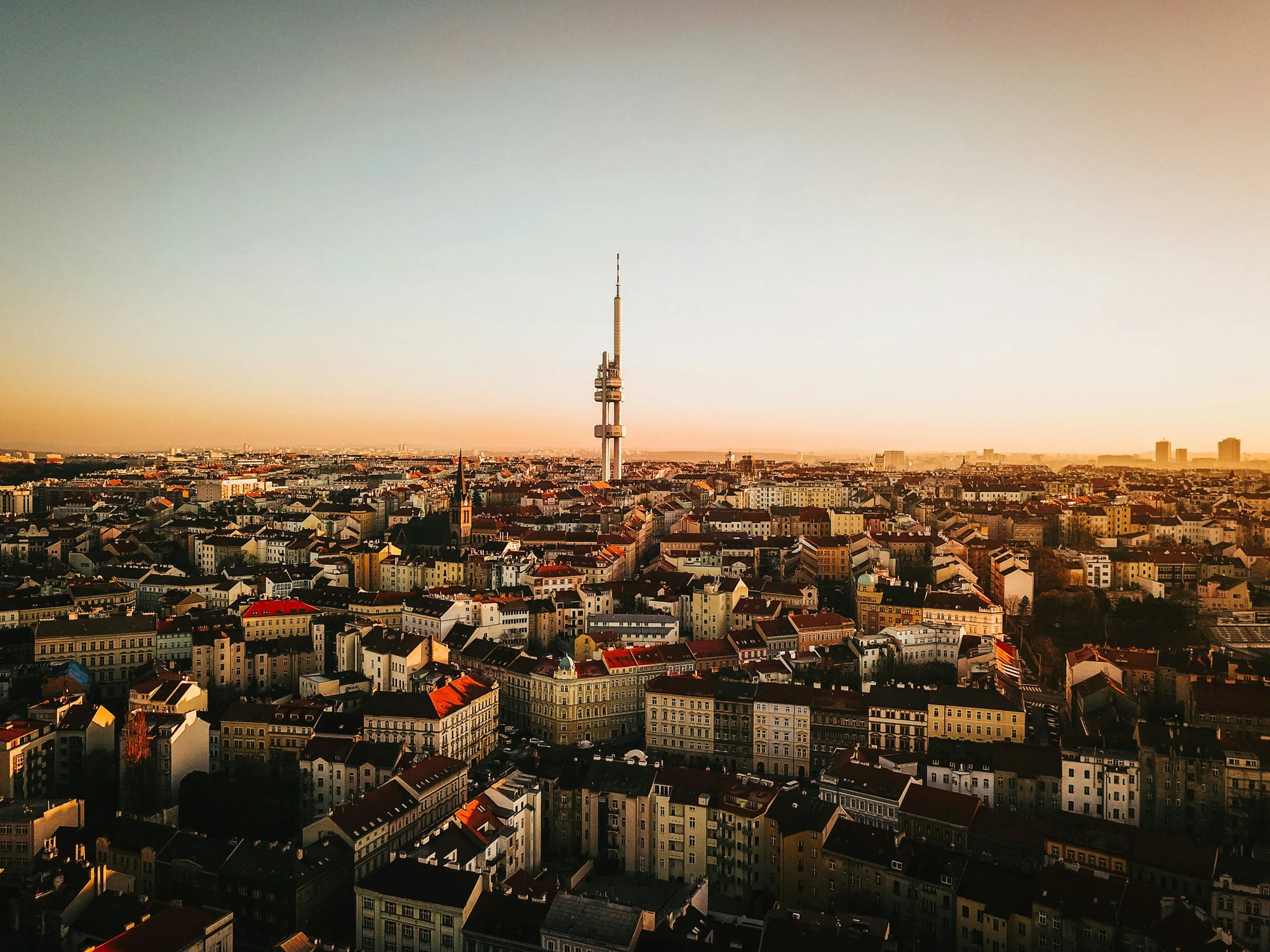 Les toits de Žižkov et sa tour de télévision au coucher du soleil