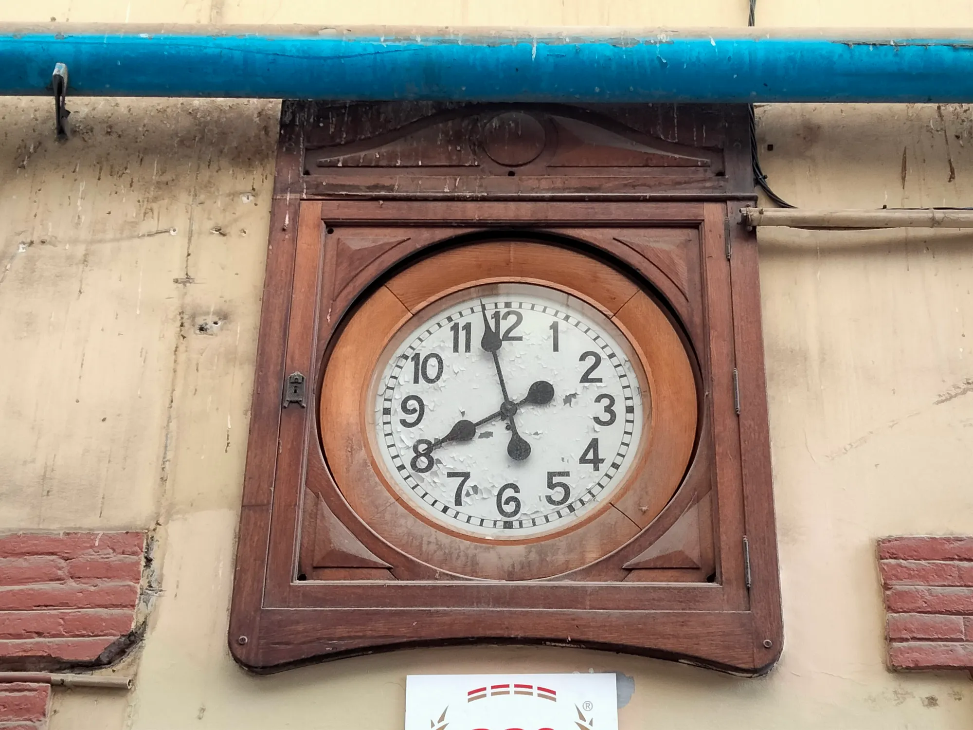 L’horloge du pavillon d’entrée de l’usine, en 2024.