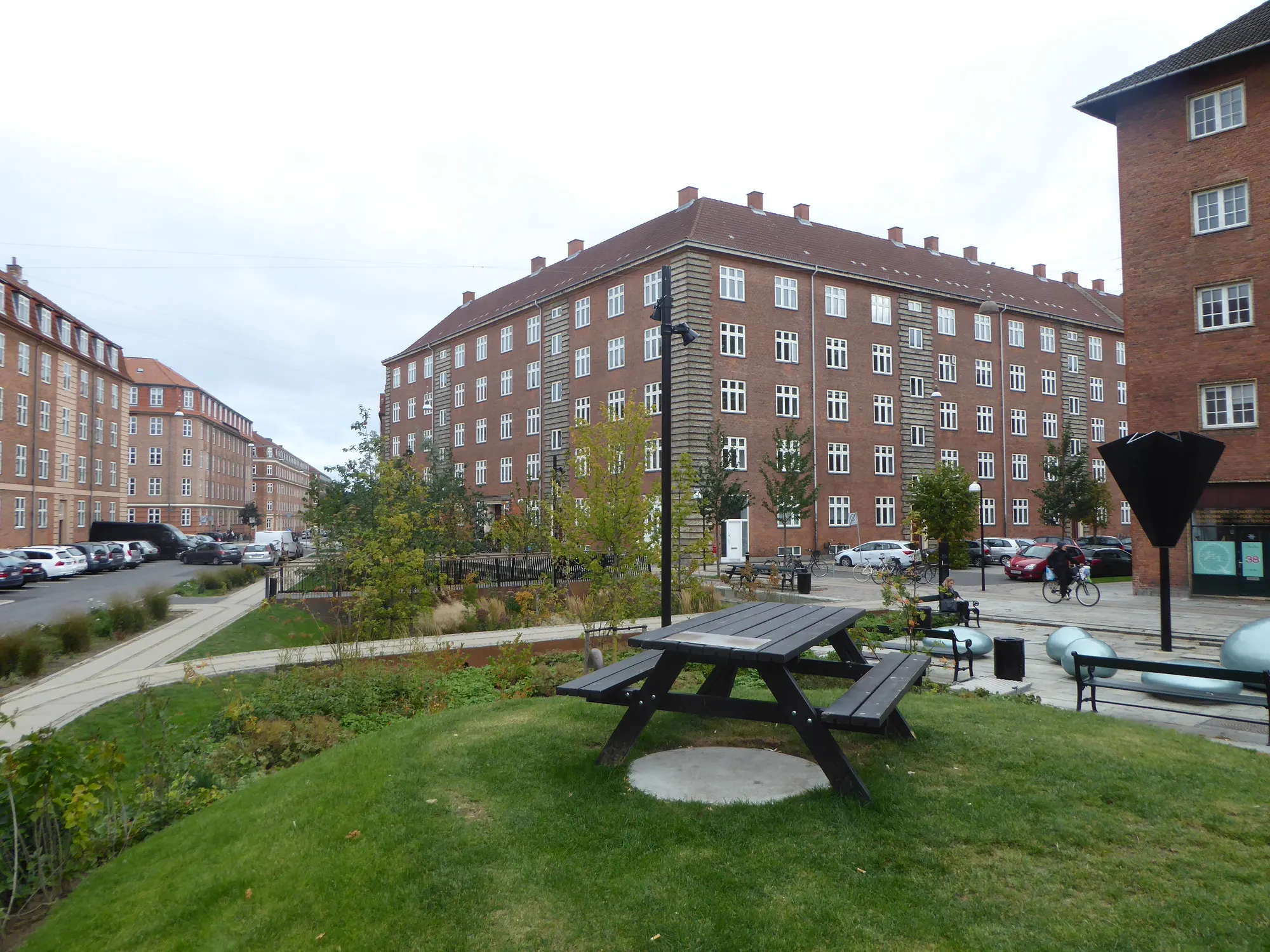 Tåsinge Plads: the parasol and drop sculptures above the rainwater tank.