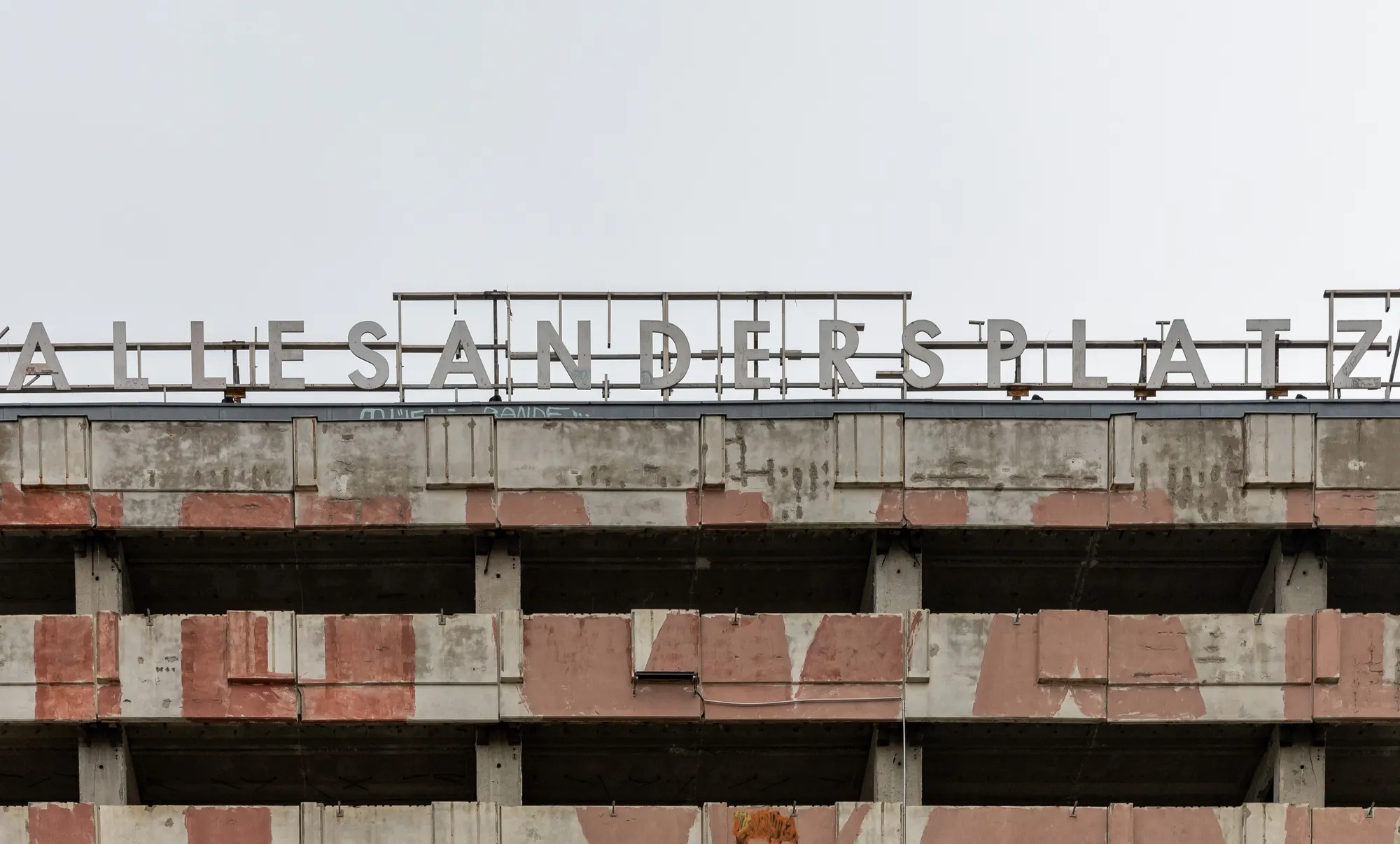 “Allesandersplatz”: the square where everything is different, on the roof of tower A.