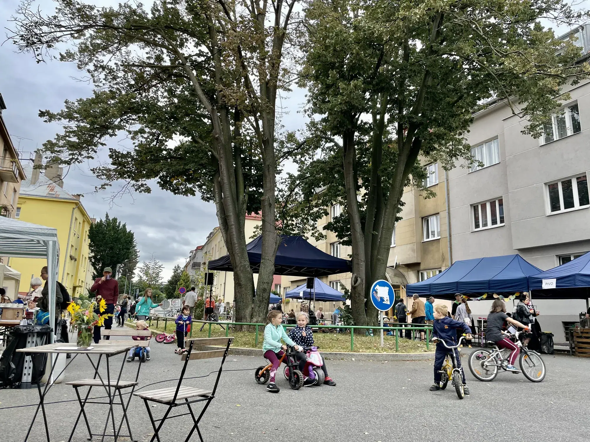 Rue fermée aux voitures pendant « Zažít město jinak », à Prague