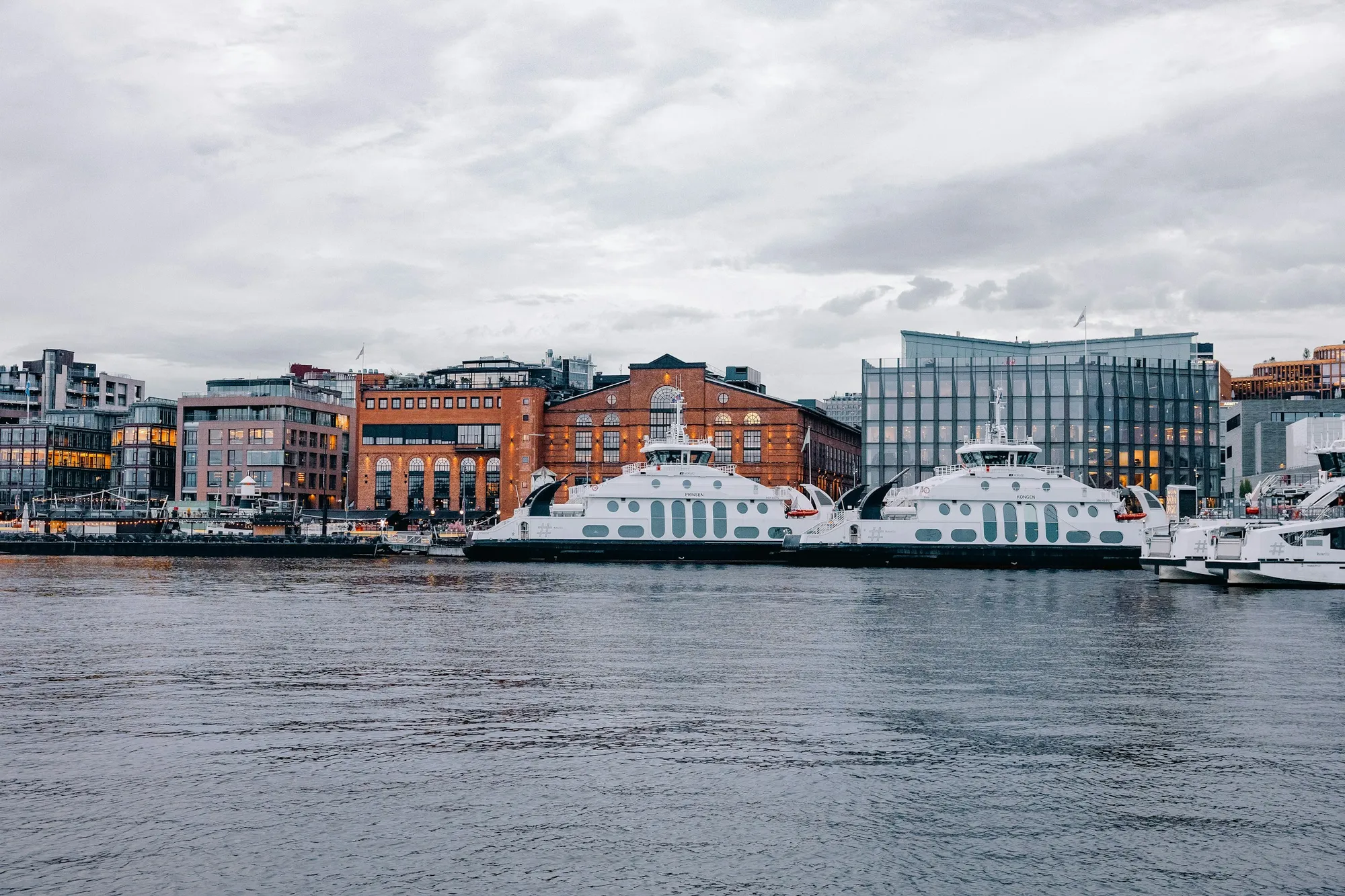 Les ferries électriques Prinsen et Kongen à quai à Aker Brygge