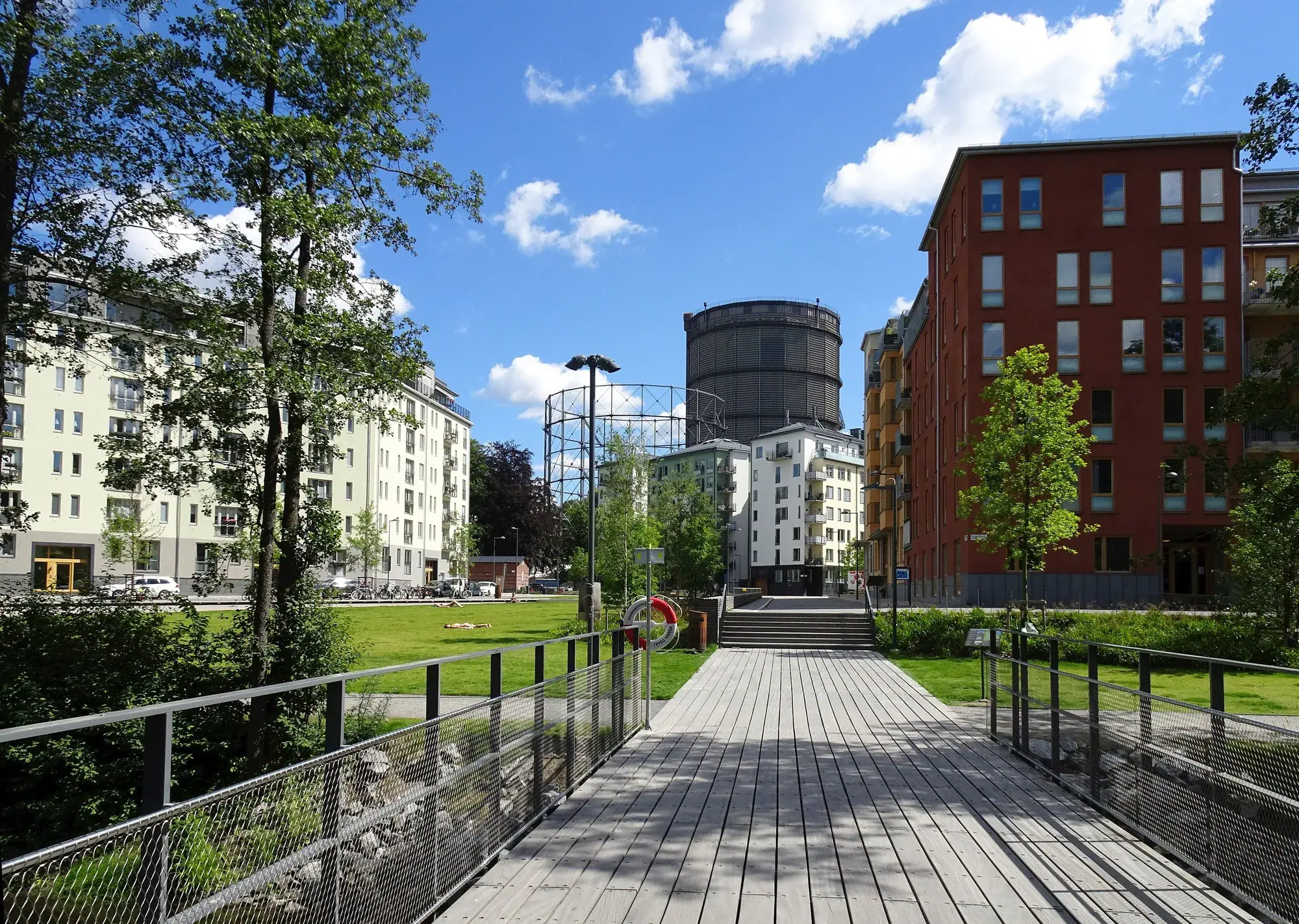 Passerelle de bois et gazomètre de brique à Norra Djurgårdsstaden